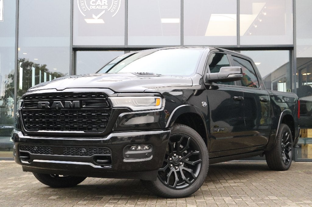 Dodge RAM 1500 V8 LIMITED NIGHT BTW VRIJ € 85.900 excl., Auto's, Automaat, 264 g/km, 2675 kg, Zwart