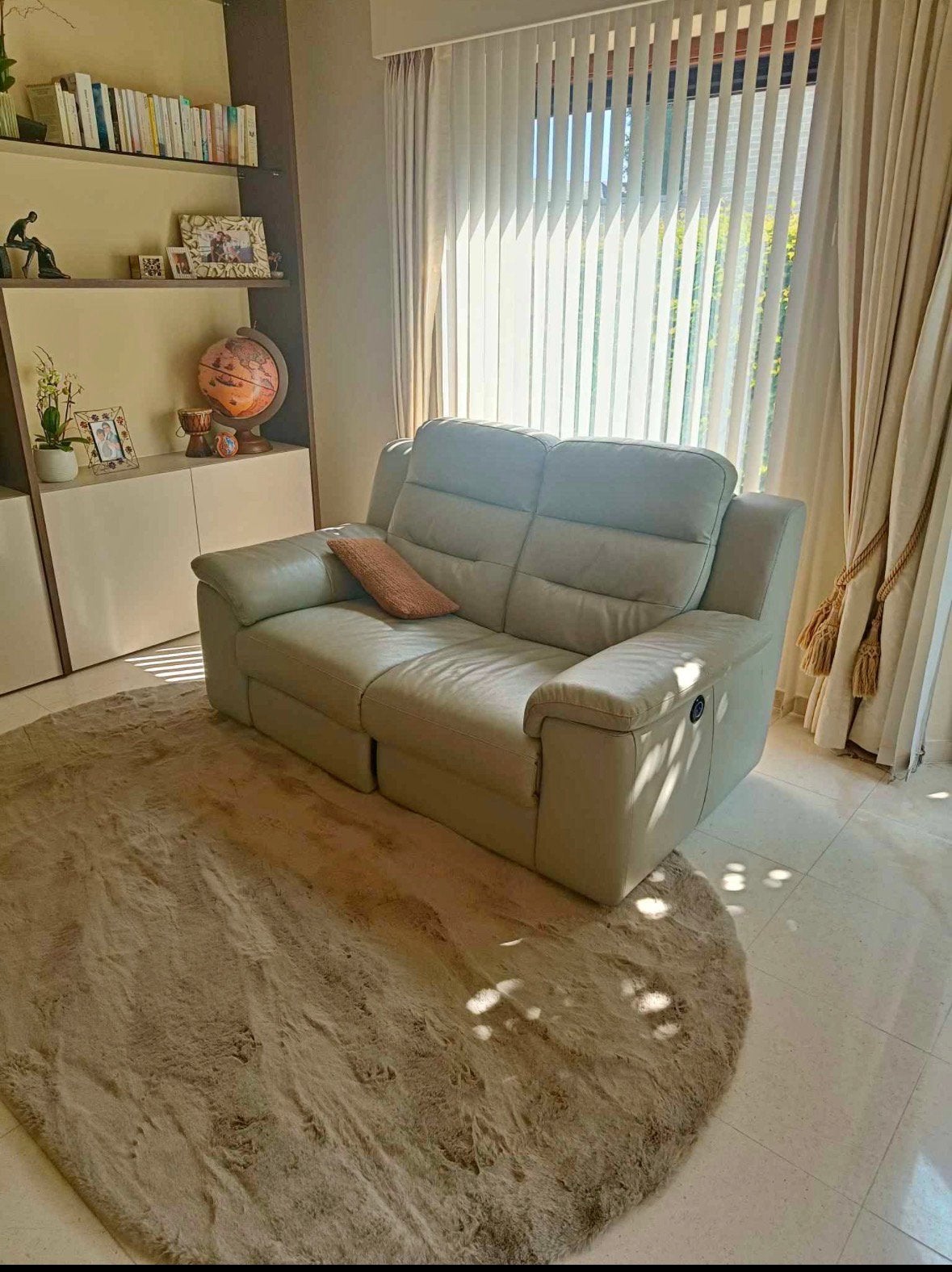 Chateau d’Ax 2-seater sofa in leather and motorised seat, Ophalen