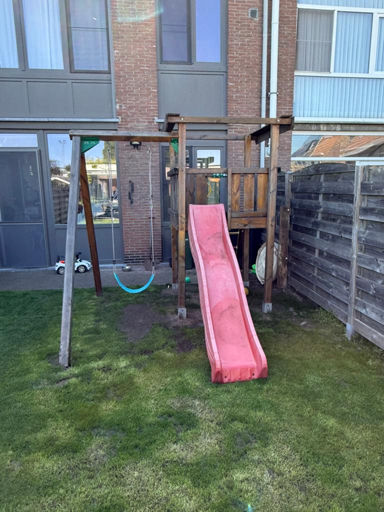 Speeltuin met schommel en glijbaan., Ophalen, Gebruikt, Schommel