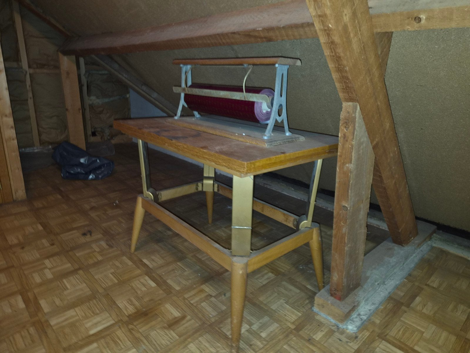 Oude vintage inpaktafel met papierrolhouder, Ophalen