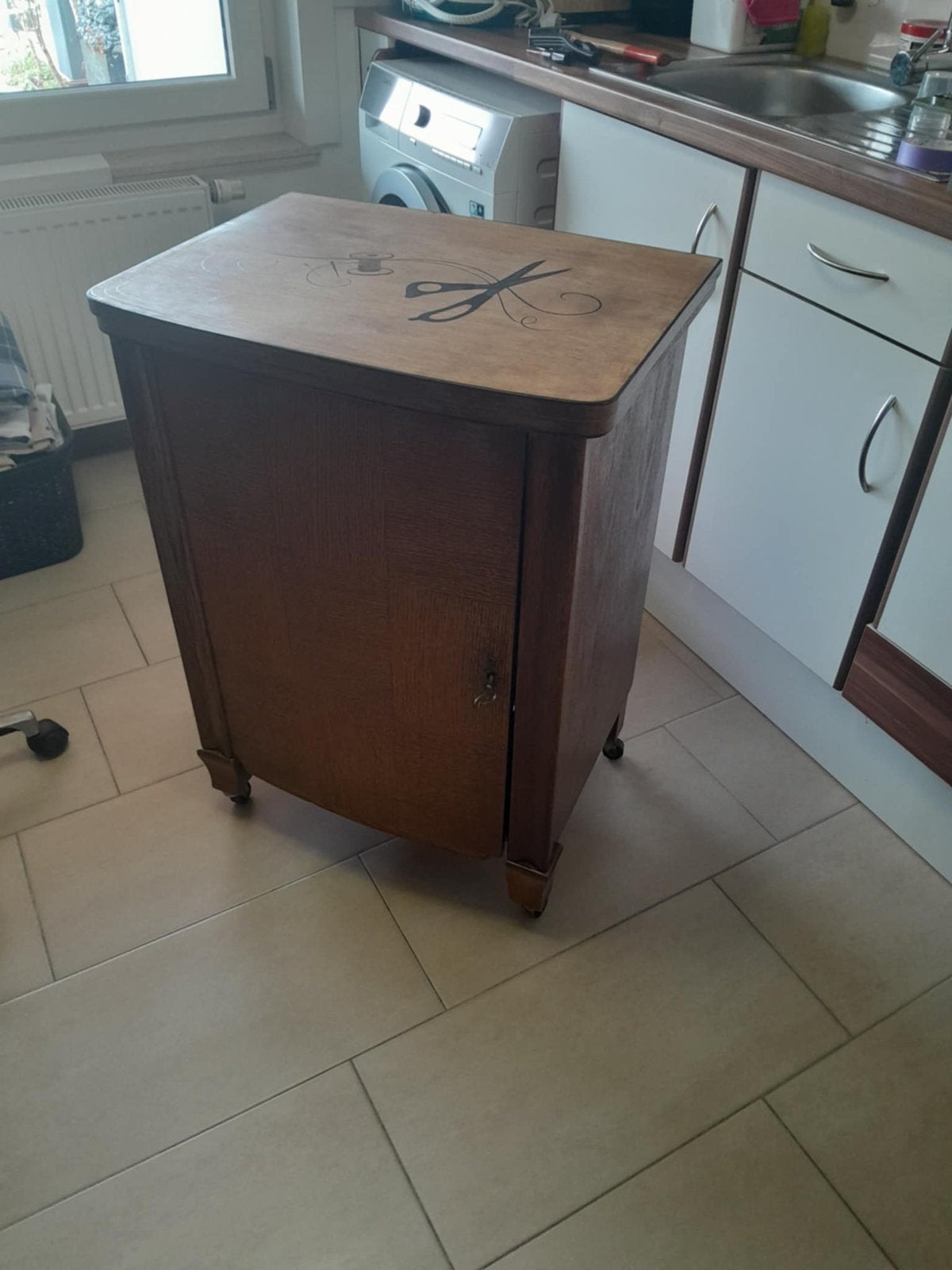 Naaimachine in kast op wielen, Enlèvement