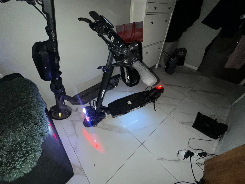 E-Cross Pro Blue 2 Step, Fietsen en Brommers, Steps, Ophalen of Verzenden, Zo goed als nieuw, Elektrische step (E-scooter)