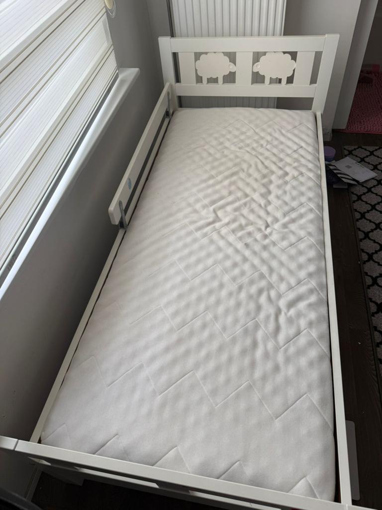 Kinderbed met matras, Kinderen en Baby's, Kinderkamer | Bedden, Ophalen, Zo goed als nieuw, Matras