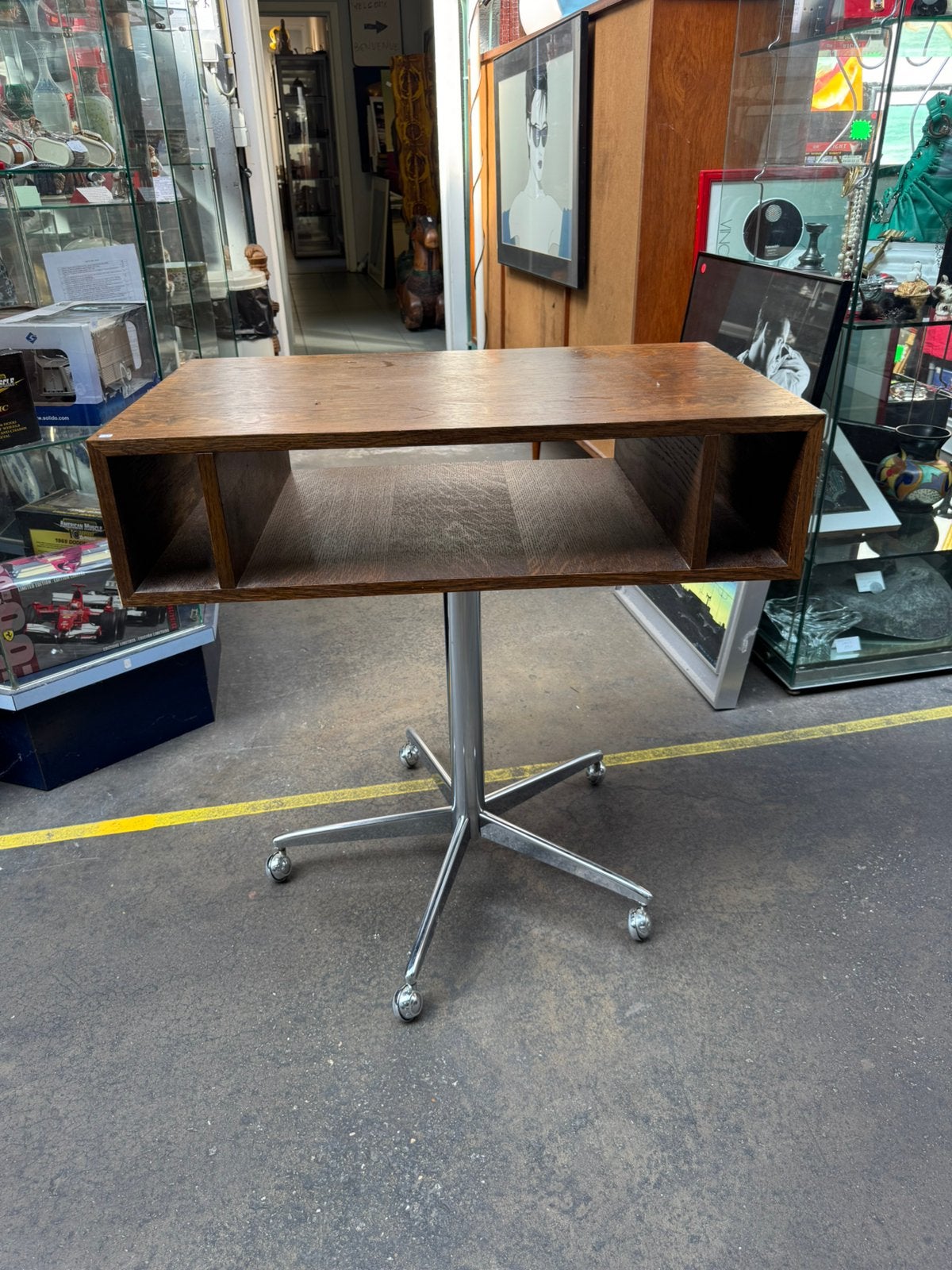 Meuble TV vintage à roulettes en bois foncé., 25 à 50 cm, Info@aucuneidee.com, Moins de 100 cm, Comme neuf