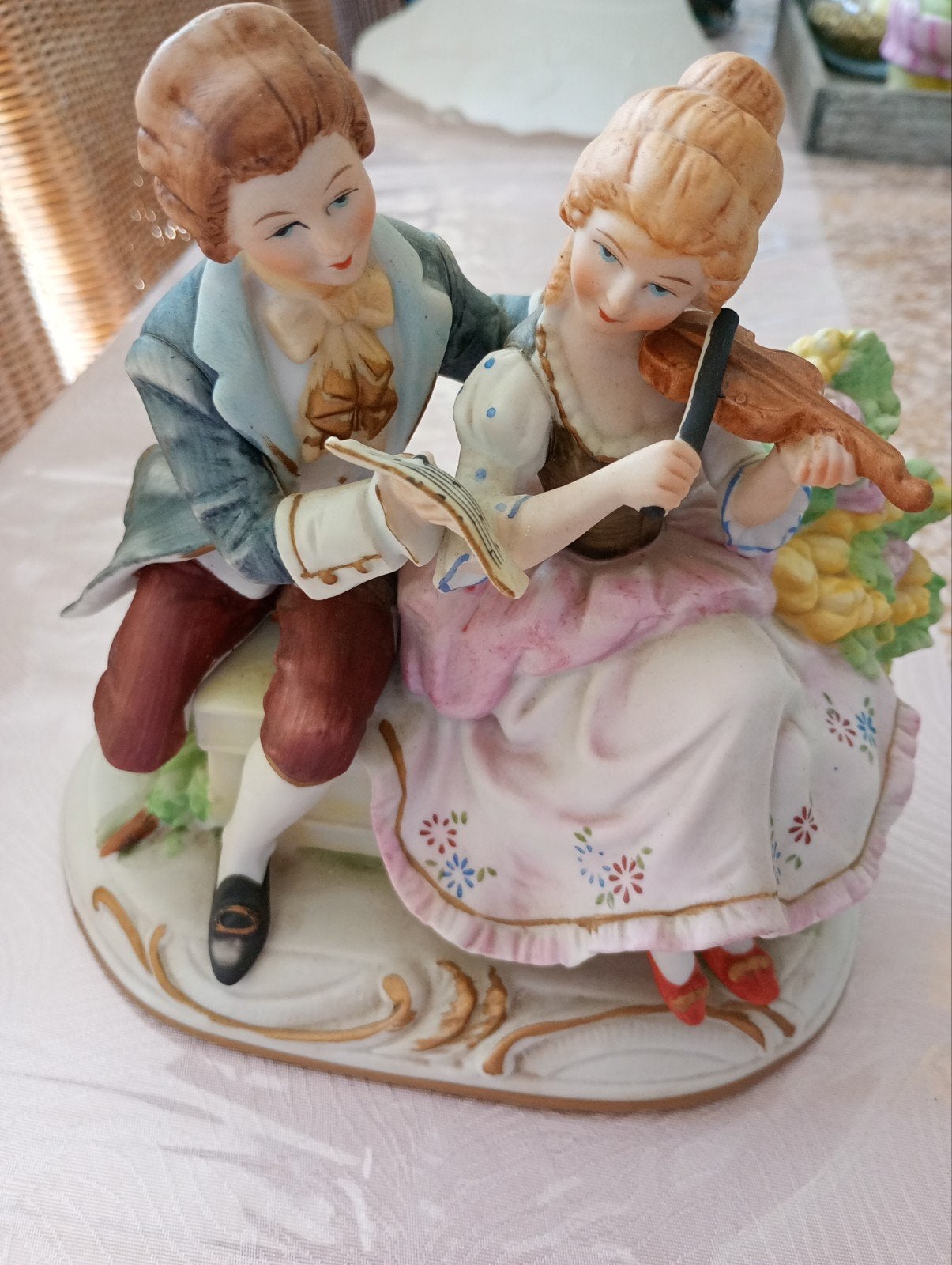 Prachtig beeldje van biscuitporselein - Muzikaal koppel, Ophalen of Verzenden