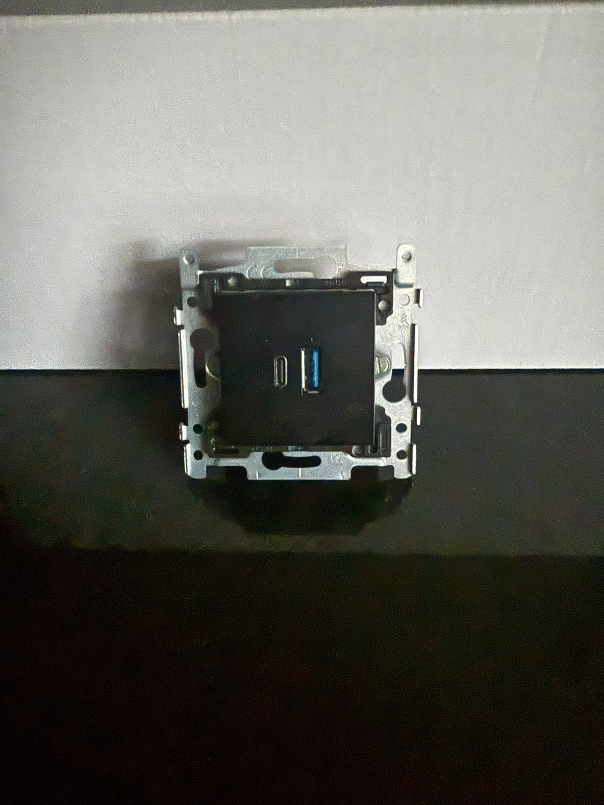 Niko usb C / usb A stopcontact, Ophalen, Zo goed als nieuw, Stopcontact