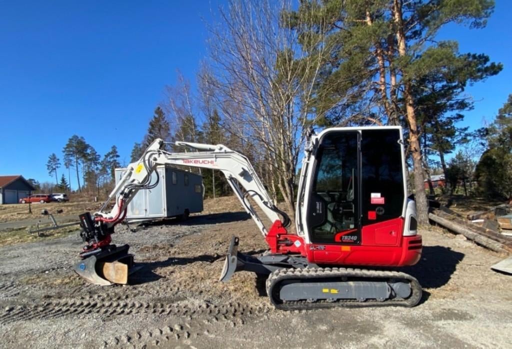 Takeuchi TB240, Enlèvement, Excavatrice