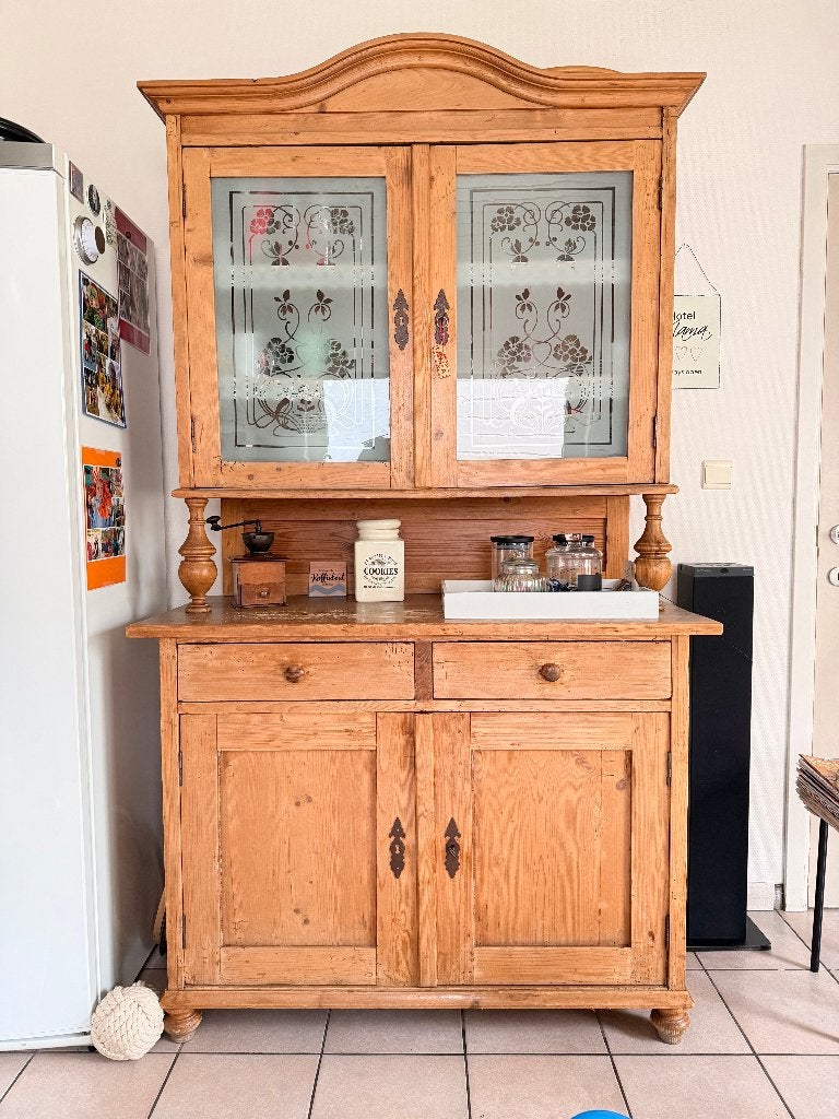 Buffet ancien en bois de pin, Maison & Meubles, Armoires | Buffets, Antiek, Avec tablette(s), 100 à 150 cm, Enlèvement