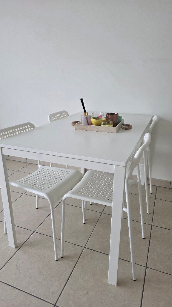 Eettafel en 4 stoelen, Huis en Inrichting, Ophalen, Zo goed als nieuw
