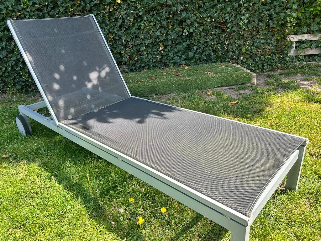 Ligbed textileen en gelakt aluminium + gratis tafeltje, Enlèvement, Comme neuf, Aluminium