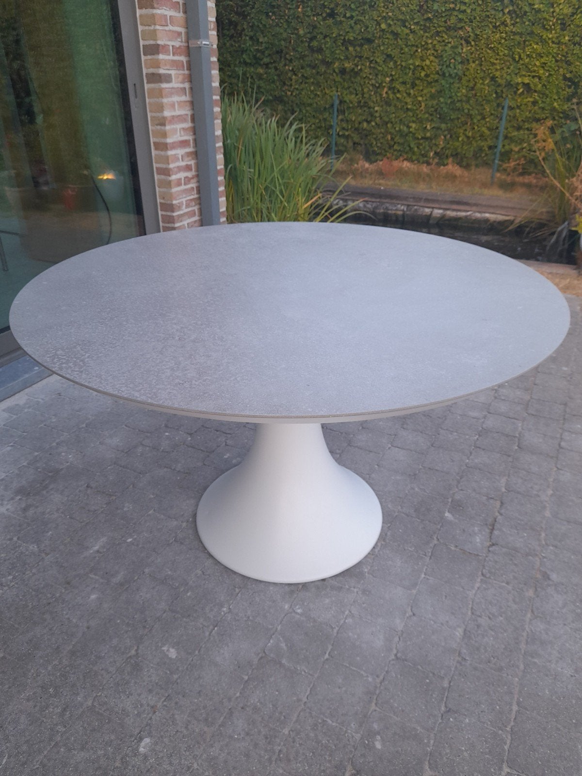 Buiten genieten aan tafel, Ophalen, Zo goed als nieuw, Rond, Aluminium