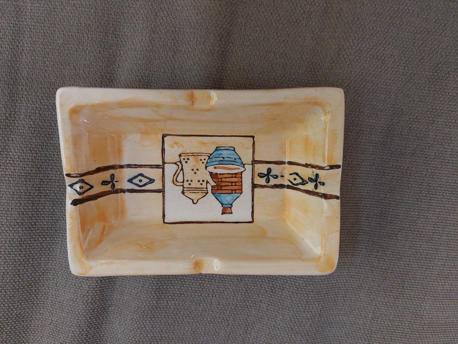 Objet en ceramique blanche et jaune avevc encoches, Ophalen