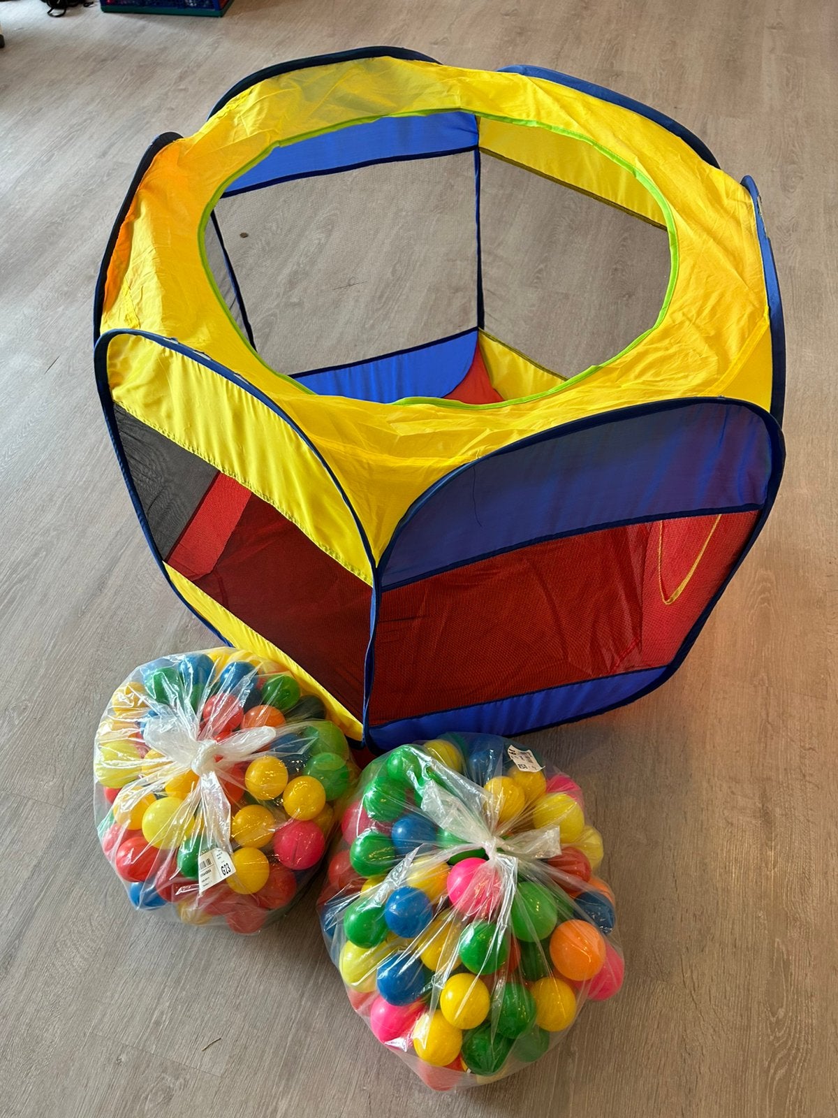 Opvouwbare speeltent / ballenbak met ballen, Kinderen en Baby's, Speelgoed | Speeltenten, Ophalen, Zo goed als nieuw