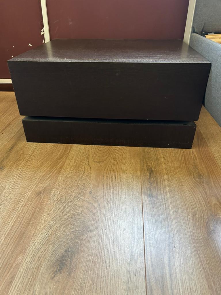 2 tables de chevet en bois brun foncé avec 1 tiroir, Enlèvement, Utilisé, Bois, 45 à 65 cm