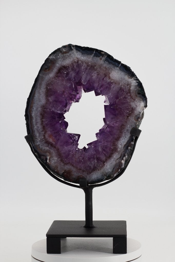 Disque géode améthyste sur support moderne en fer forgé 27cm, Maison & Meubles, Enlèvement ou Envoi, Neuf, Violet, Moderne
