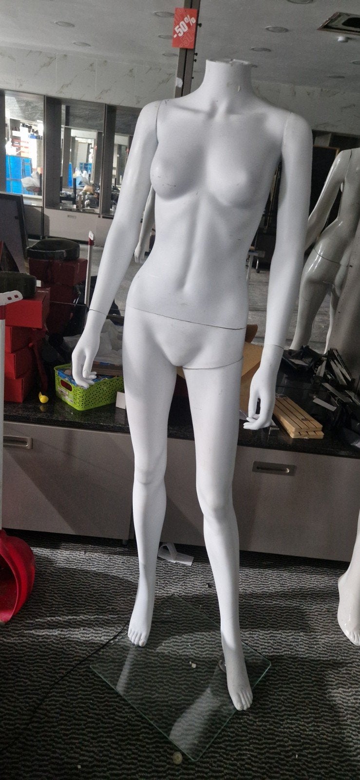 Mannequin femme, Enlèvement