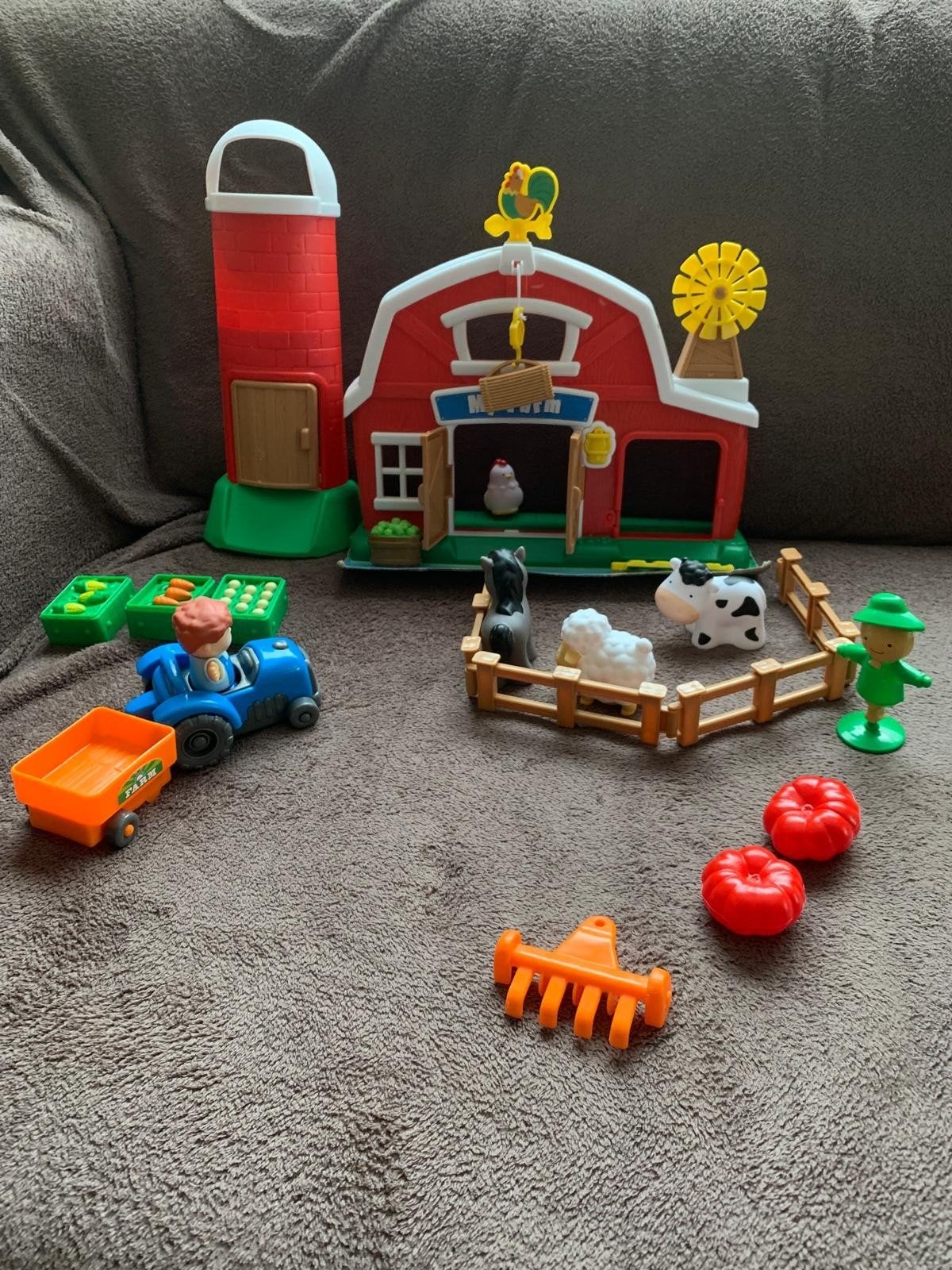 Jouez à la ferme avec Sound Fisherprice, Enfants & Bébés, Jouets | Jouets de bébé, Enlèvement, Sonore