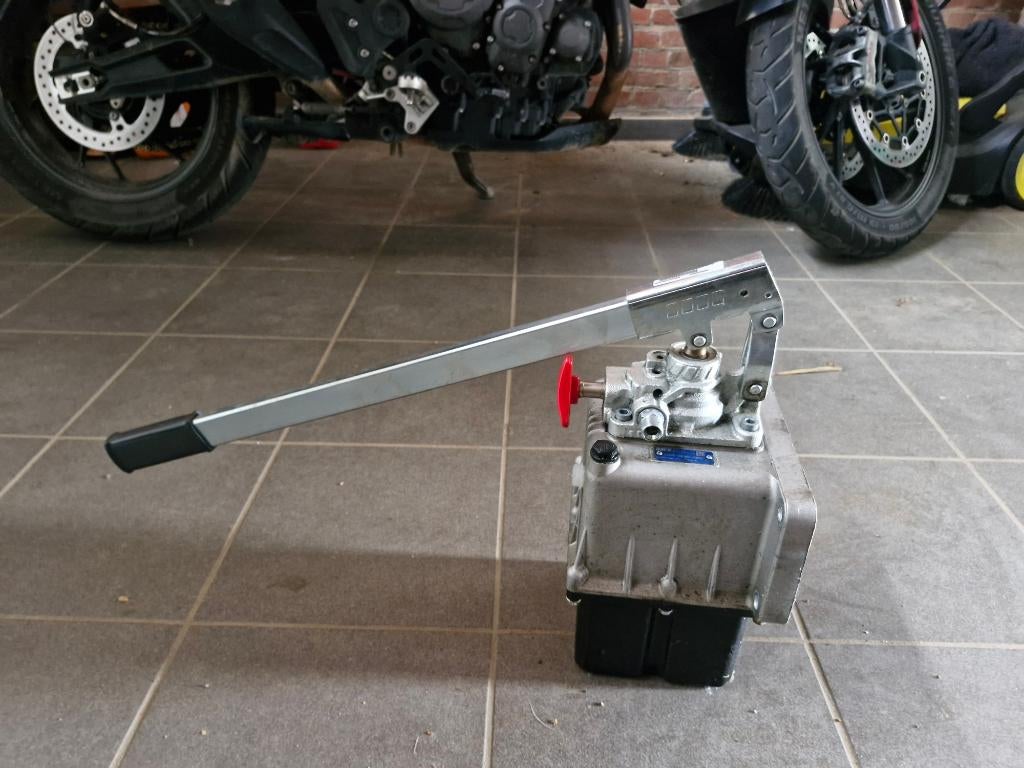 hydrolische handpomp, Ophalen of Verzenden, Zo goed als nieuw