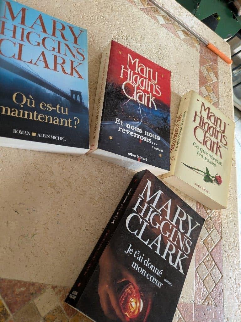 4 romans (livre d'un grand format) de Mary Higgins Clark., Utilisé, Amérique, Envoi, Mary Higgins Clark