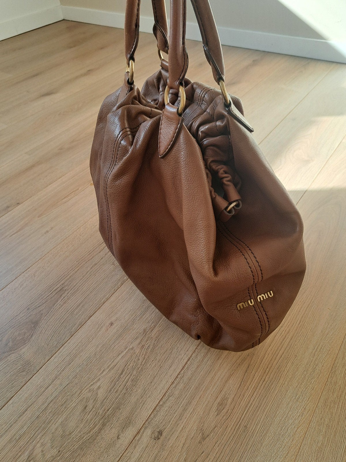 bruine lederen handtas van Miu Miu, Handtassen en Accessoires, Tassen | Damestassen, Ophalen, Gebruikt, Bruin, Handtas