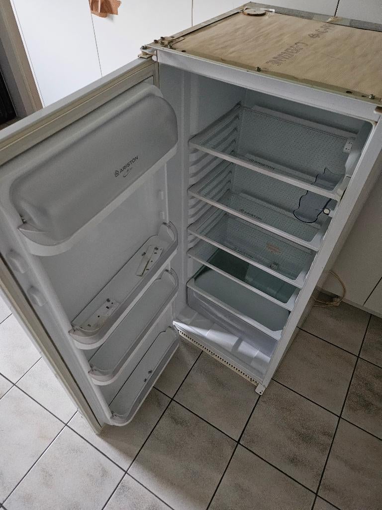 Inbouw koelkast Ariston 122cm, Elektronische apparatuur, Ophalen, 120 tot 140 cm, 200 liter of meer, Energieklasse A of zuiniger