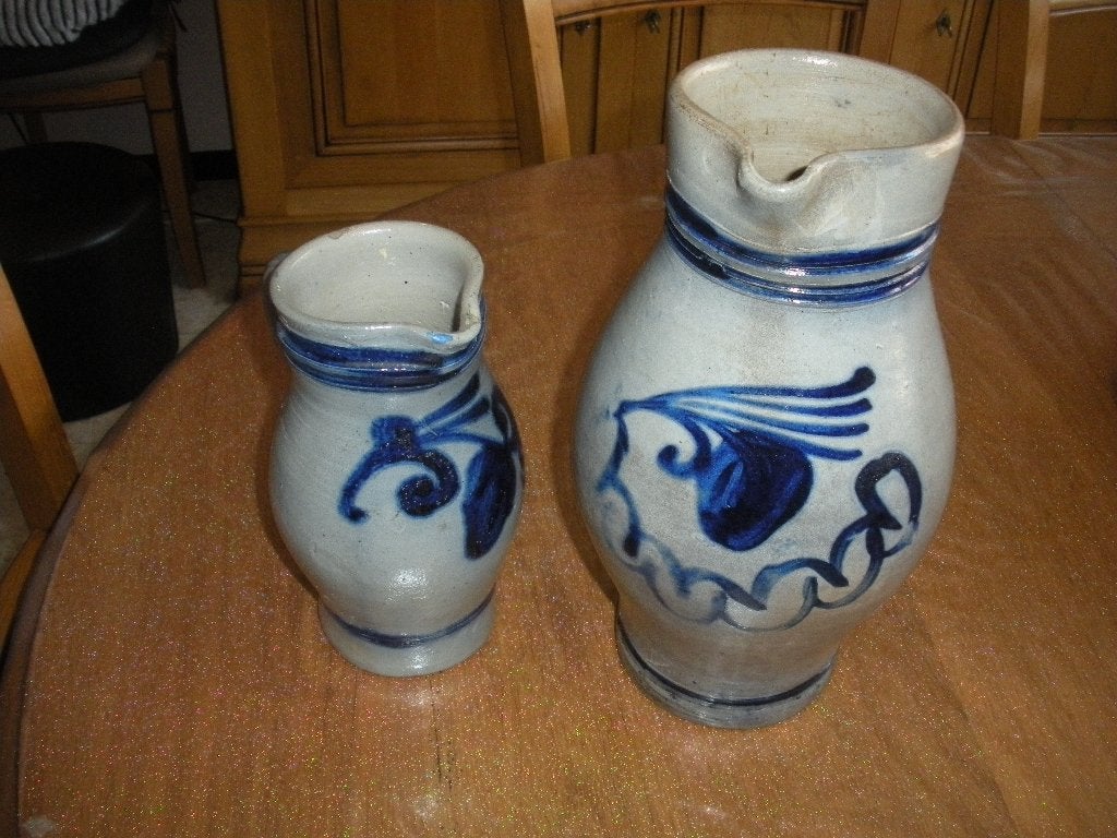 Ensemble d'anciennes cruches (2) en grès., Ophalen