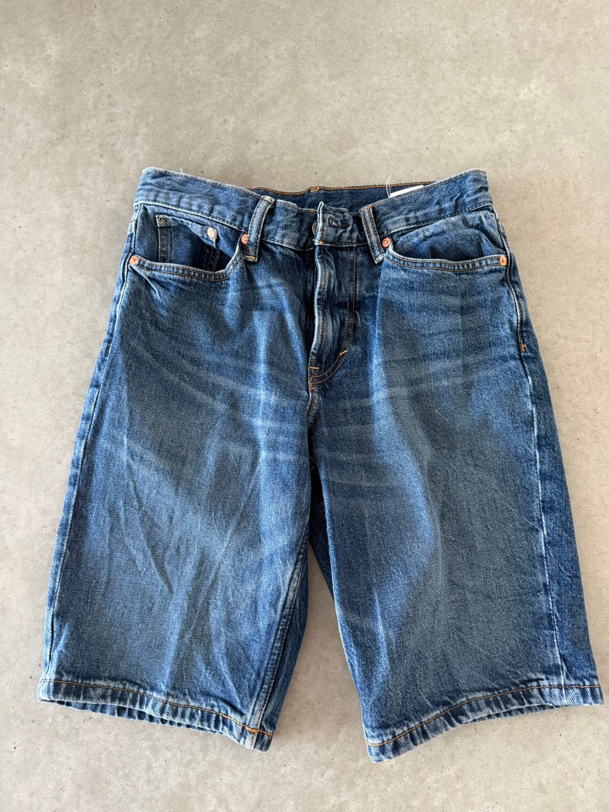 Blauwe jeans short maat 28 H&M, Kleding | Heren, Spijkerbroeken en Jeans, Ophalen of Verzenden, Zo goed als nieuw, Blauw, W32 (confectie 46) of kleiner