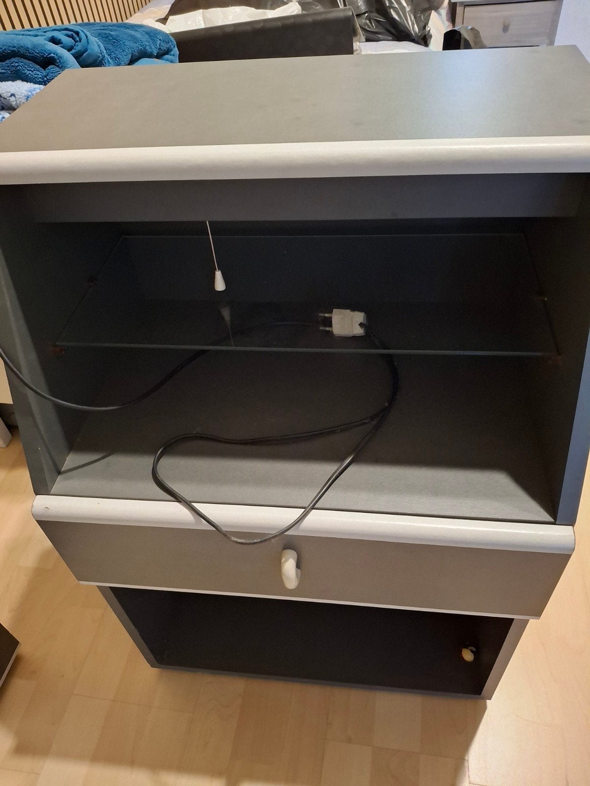 gratis boekenrek, commode, nachtkastje, grijs, Huis en Inrichting, Ophalen, Zo goed als nieuw, Overige houtsoorten, Modern