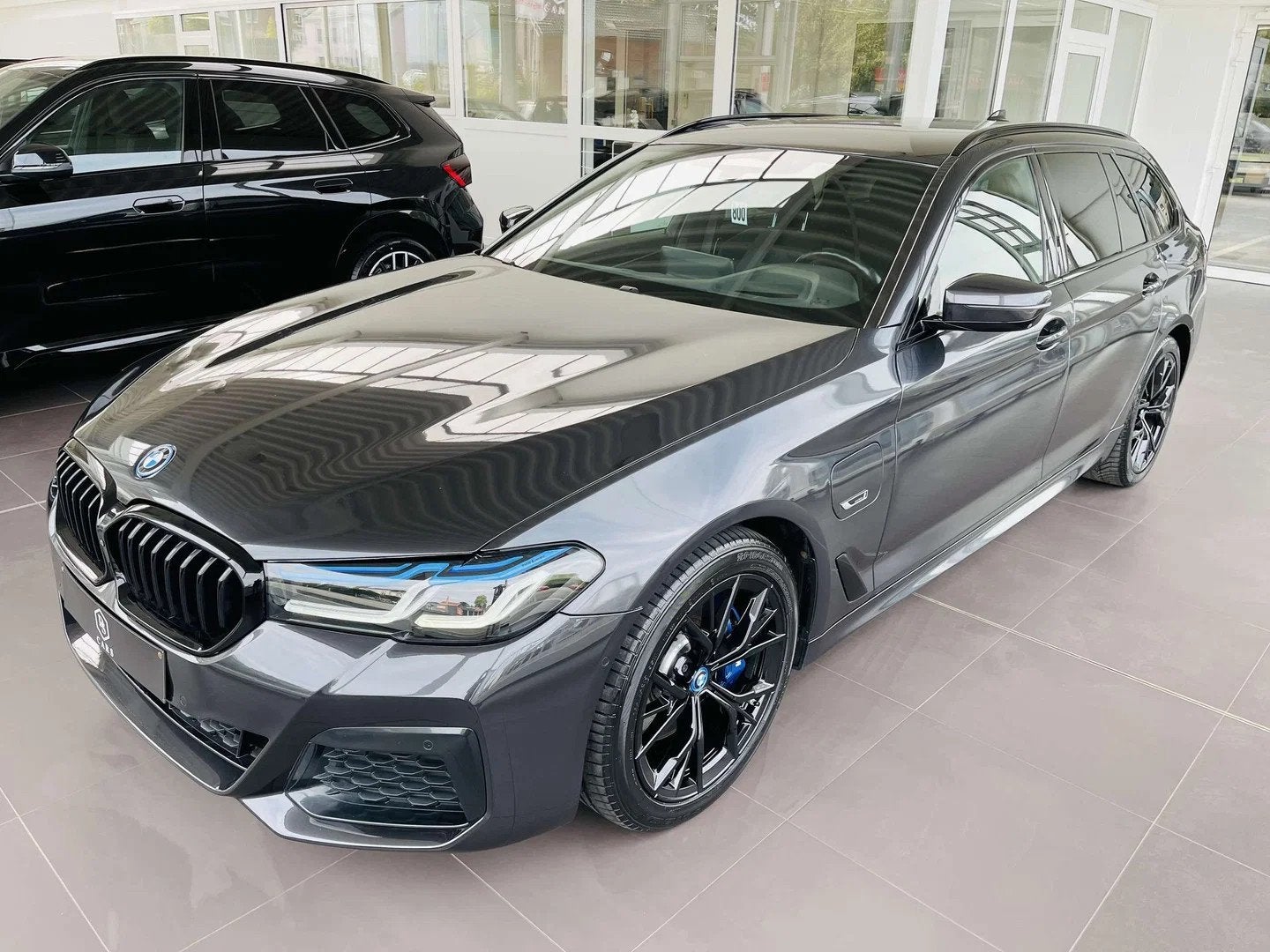 BMW 530e iA PHEV * GARANTIE + PACK M + LASER + GPS PRO *, Auto's, Automaat, 1998 cc, Gebruikt, 4 cilinders