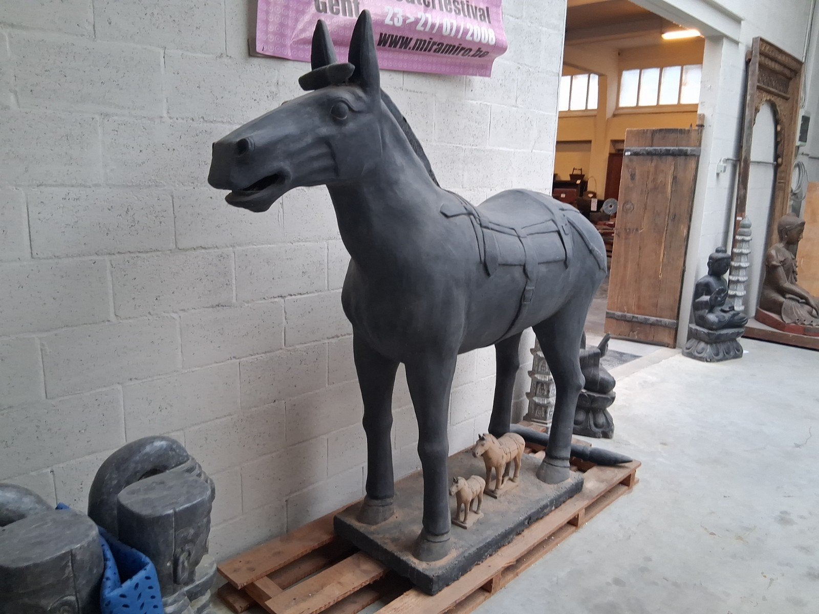Cheval Terracota taille réelle. Portes ouvertes, Enlèvement