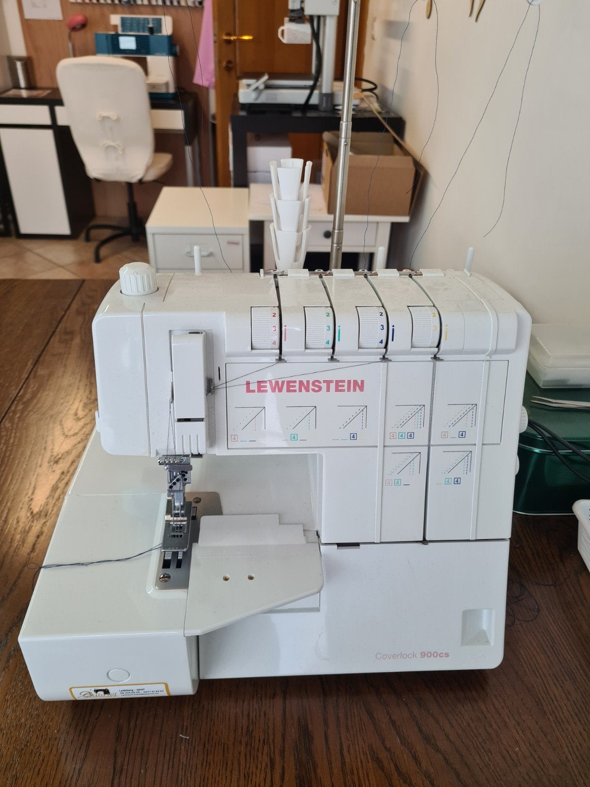 Lewenstein 900cs coverlock, Hobby & Loisirs créatifs, Machines à coudre & Accessoires, Enlèvement ou Envoi, Comme neuf, Lewenstein