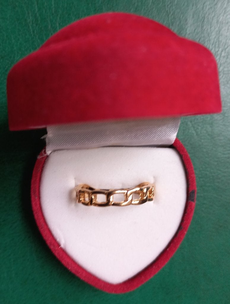 Ring - goudkleurig - schakelpatroon klein (NIEUW), Nieuw, Ophalen of Verzenden, Kleiner dan 17, Dame