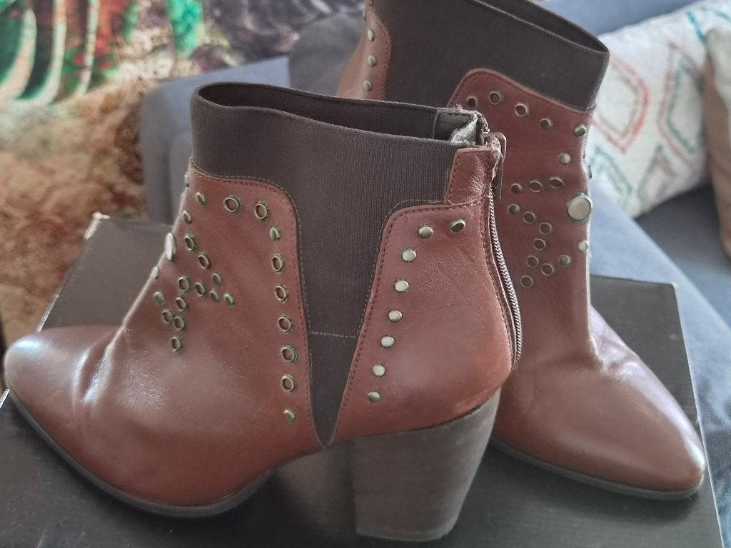 SAN MARINA leren laarzen met studs — Zeer goede staat — T39, Kleding | Dames, Ophalen, Lage of Enkellaarzen, Zo goed als nieuw