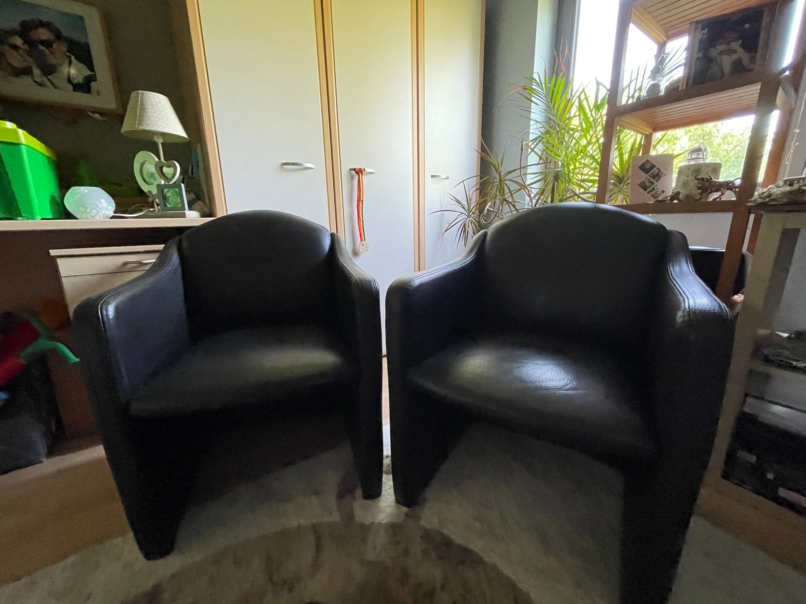 2 zwarte leren clubstoelen — Uitstekende staat, Huis en Inrichting, Fauteuils, Zo goed als nieuw, Leer, 50 tot 75 cm, Minder dan 75 cm