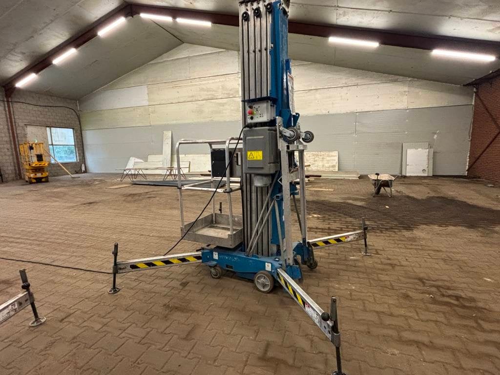Genie AWP 40 S 14 meter mastlift Genie AWP 40s (bj 2015), Zakelijke goederen, Machines en Bouw | Liften, Steigers en Ladders
