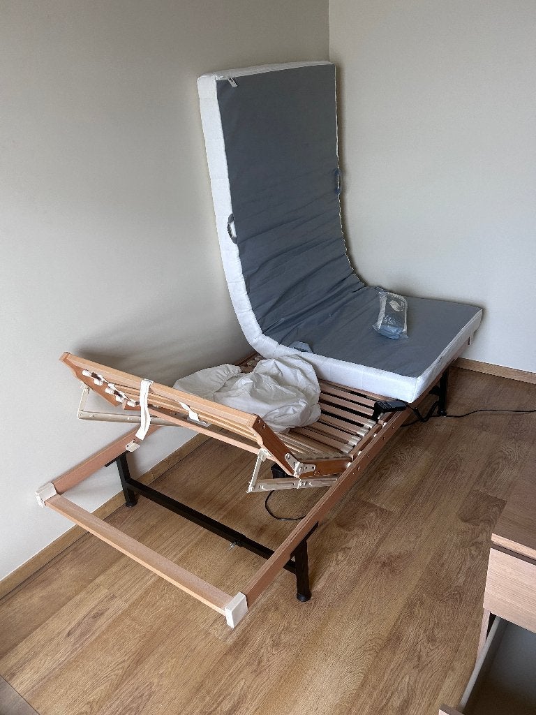Lit simple ajustable avec table de chevet, Enlèvement, Comme neuf, Une personne, Réglable