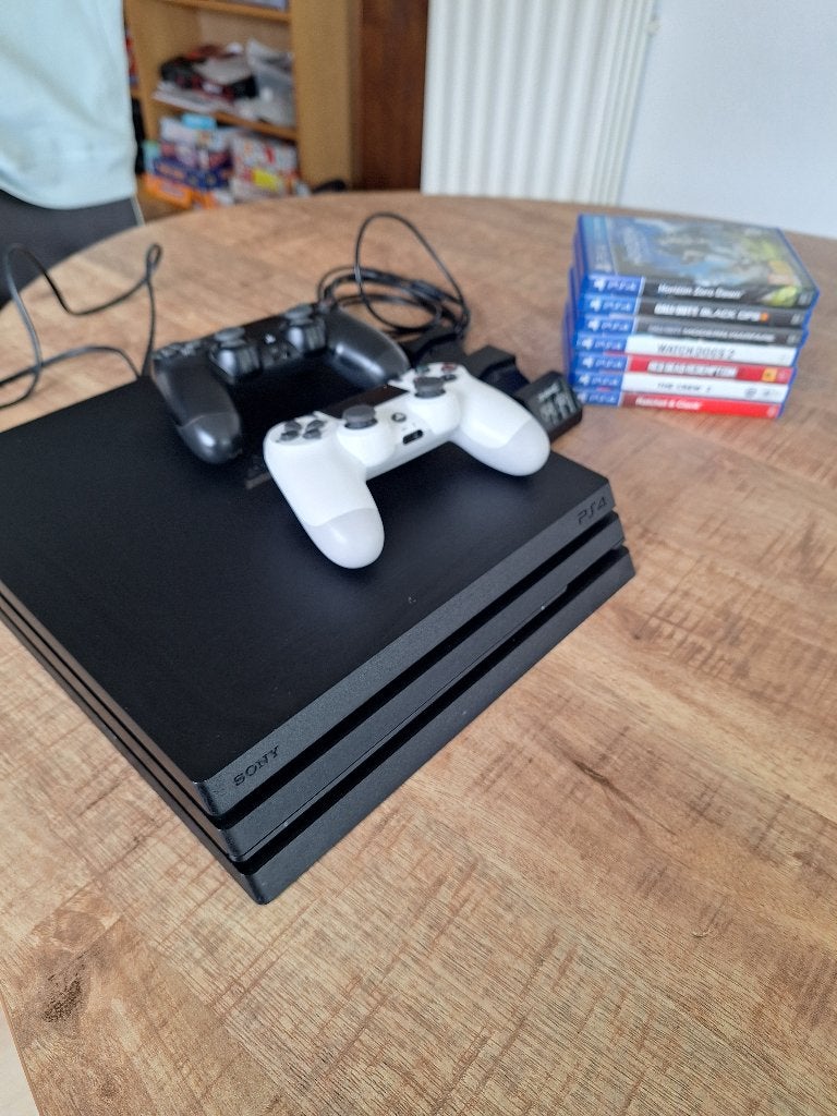 PlayStation 4 Pro 1 TB *2 controllers*7 games, Games en Spelcomputers, Spelcomputers | Sony PlayStation 4, Ophalen, Met 2 controllers