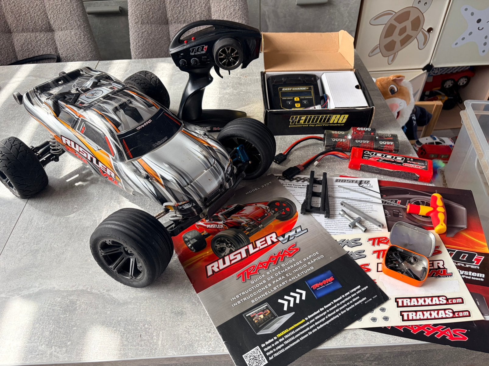 Traxxas Rustler 2wd VXL-3s rijklaar, lipo, lader, aluminium., Hobby en Vrije tijd, Modelbouw | Radiografisch | Auto's, Elektro