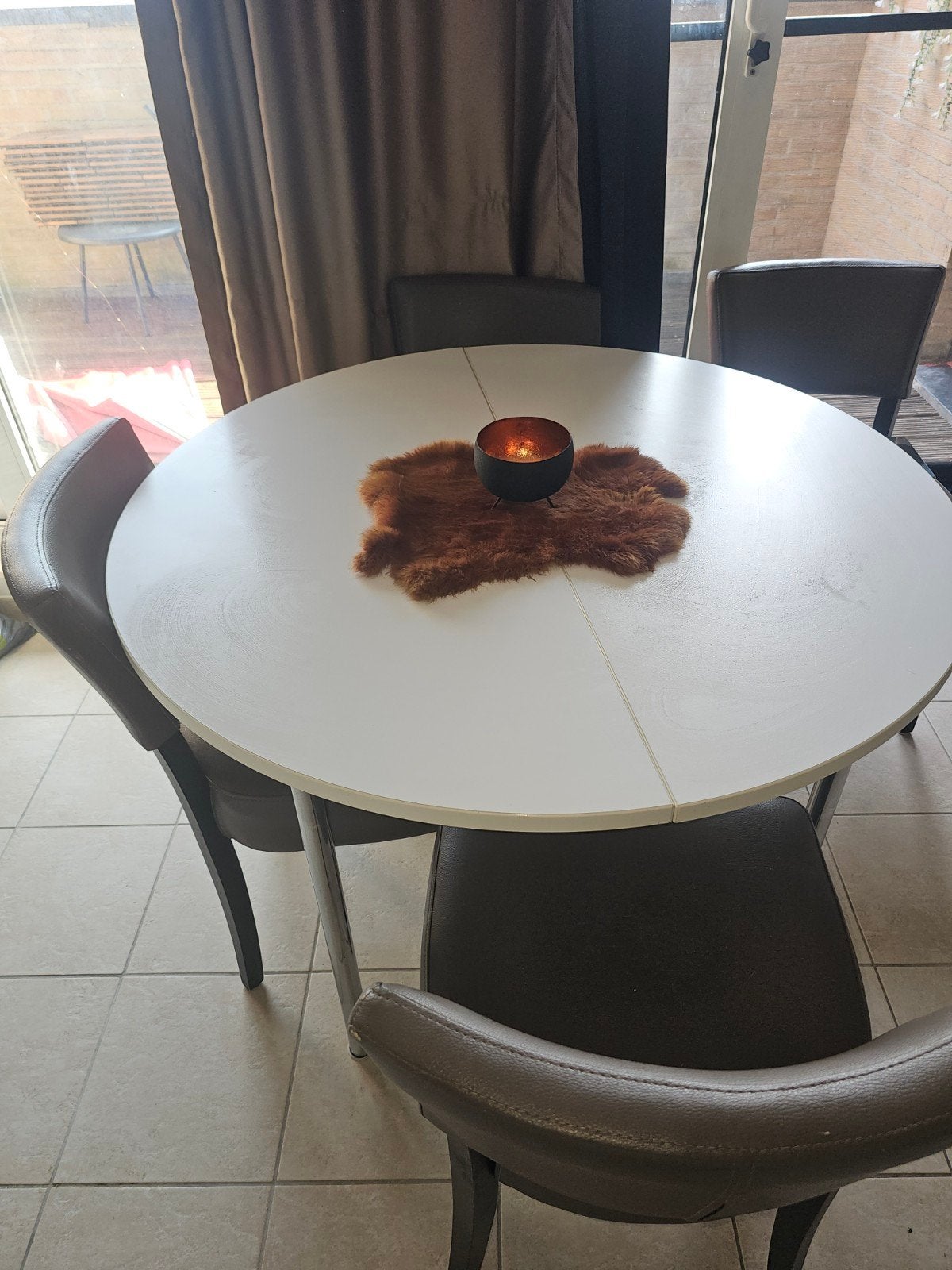 eettafel met 5 stoelen Ronde witte eettafel met 5 bruine ler, Huis en Inrichting, Ophalen, Rond, 100 tot 150 cm, 100 tot 150 cm