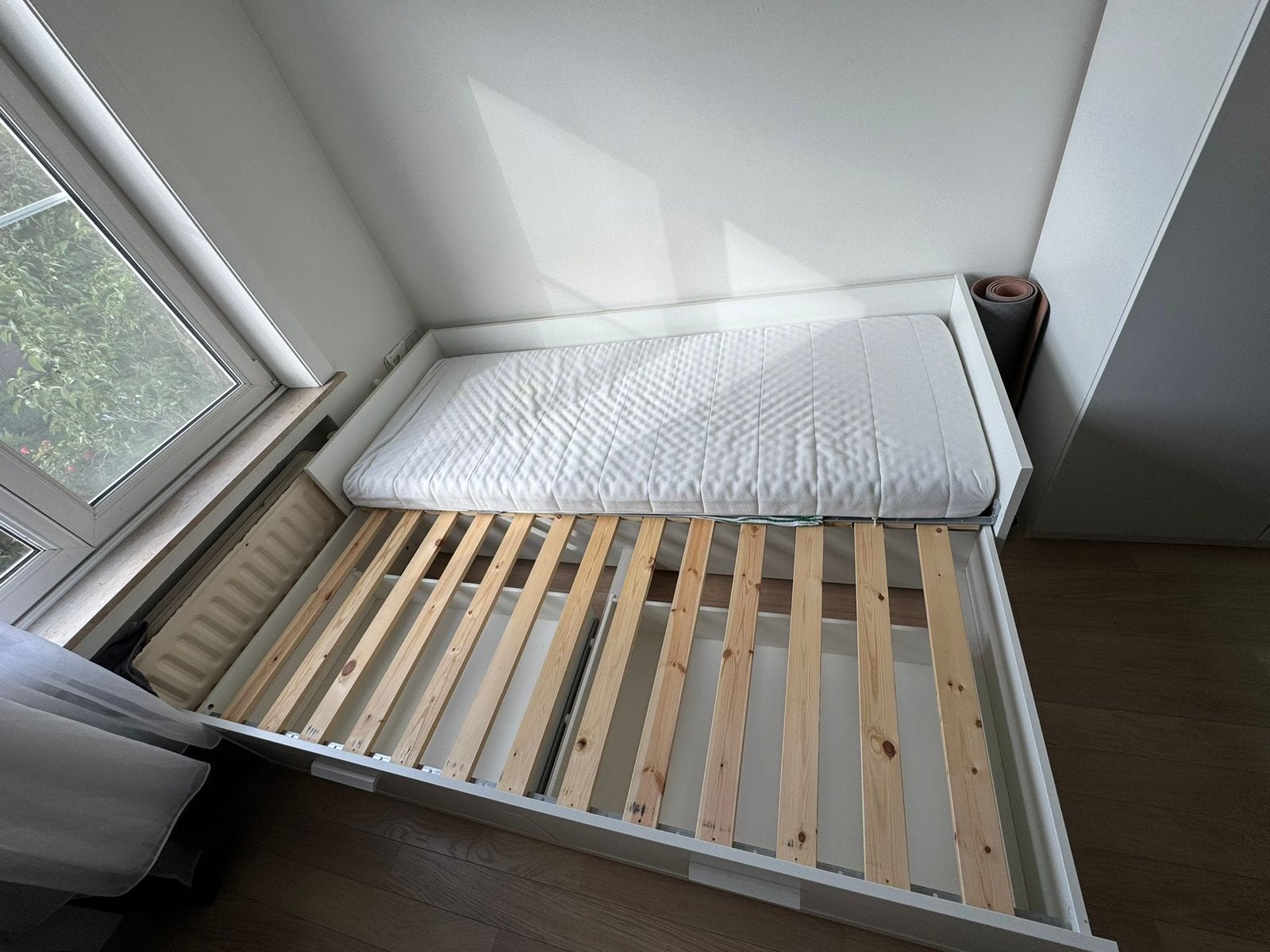 uitschuifbaar bed met 2 ruime opberglades + matras, Ophalen of Verzenden, Zo goed als nieuw, Wit, 200 cm