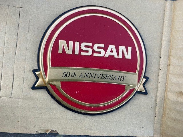BADGE ROUGE POUR LE 50E ANNIVERSAIRE DE NISSAN. NOUVEAU, Enlèvement ou Envoi, Neuf, Voitures