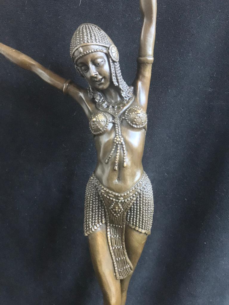Bronzen vrouw Chiparus/stempel 56 cm groot zuiver brons, Antiquités & Art, Statue, Enlèvement ou Envoi, Art deco, Brons