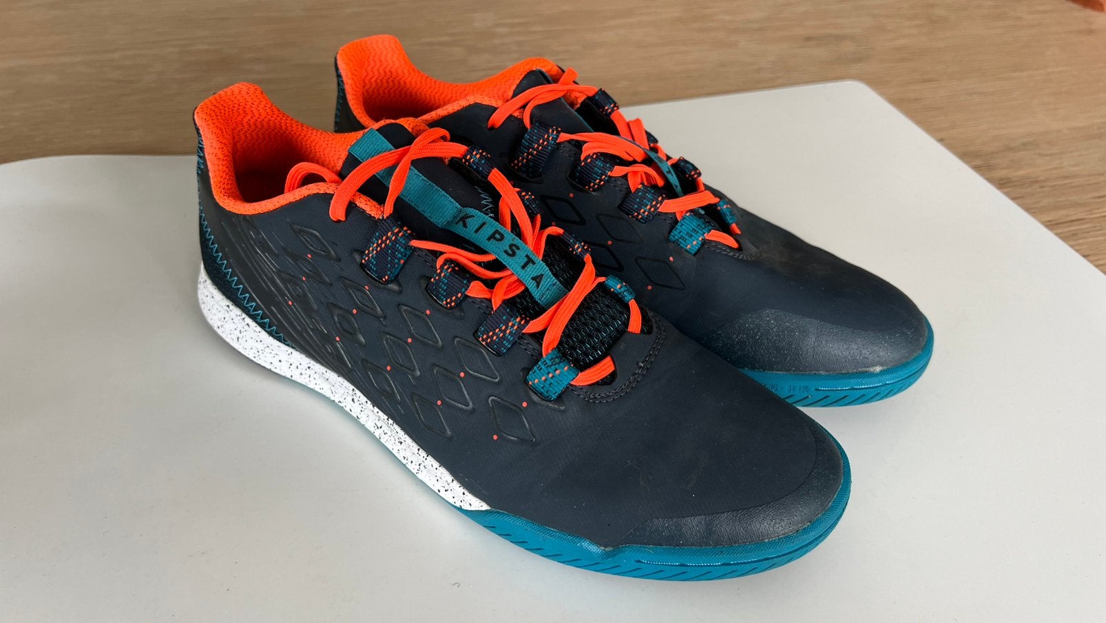 Kipsta zaalvoetbalschoenen blauw met oranje - maat 43, Enlèvement, Comme neuf