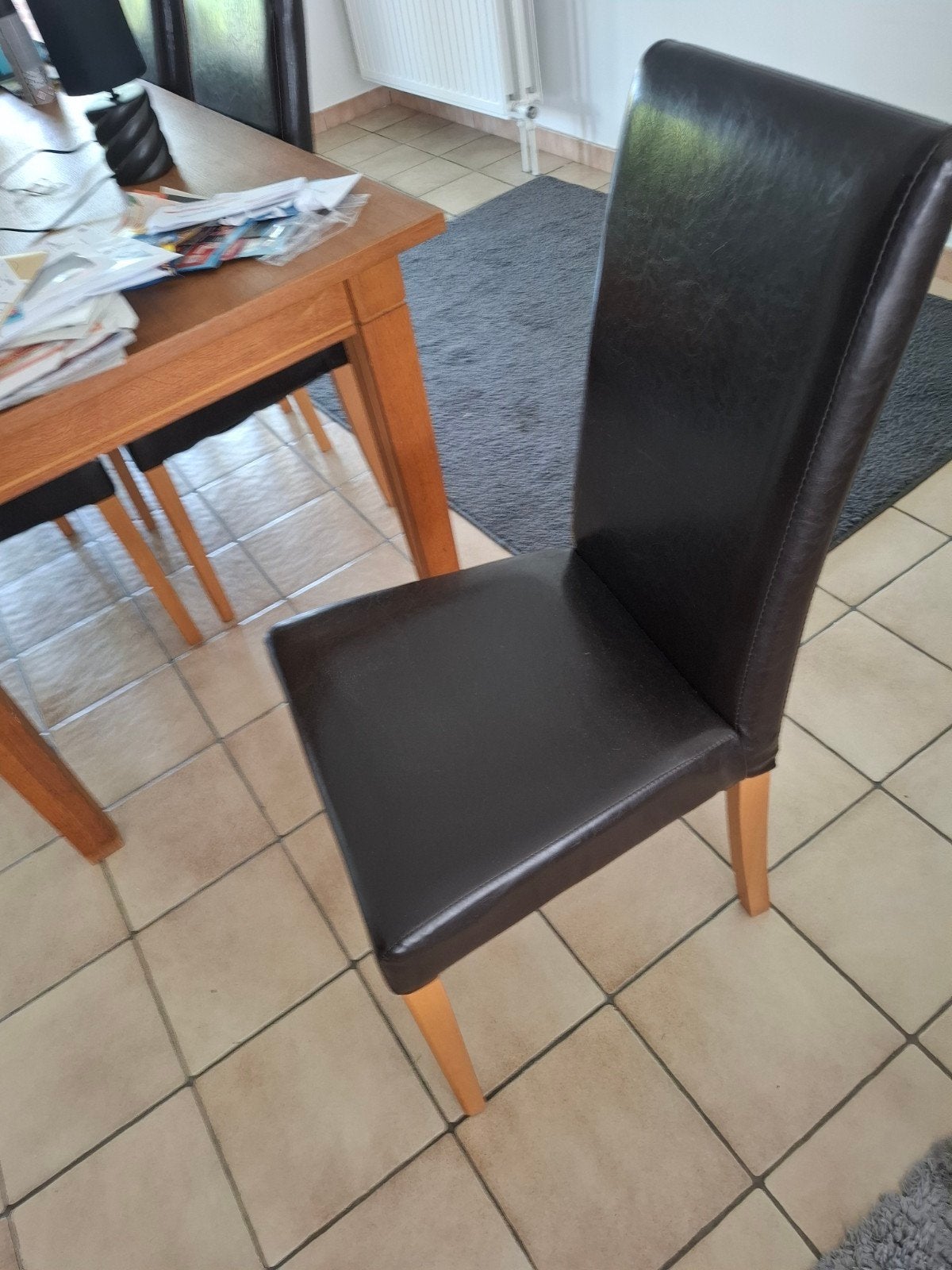Tafel en stoelen, Ophalen