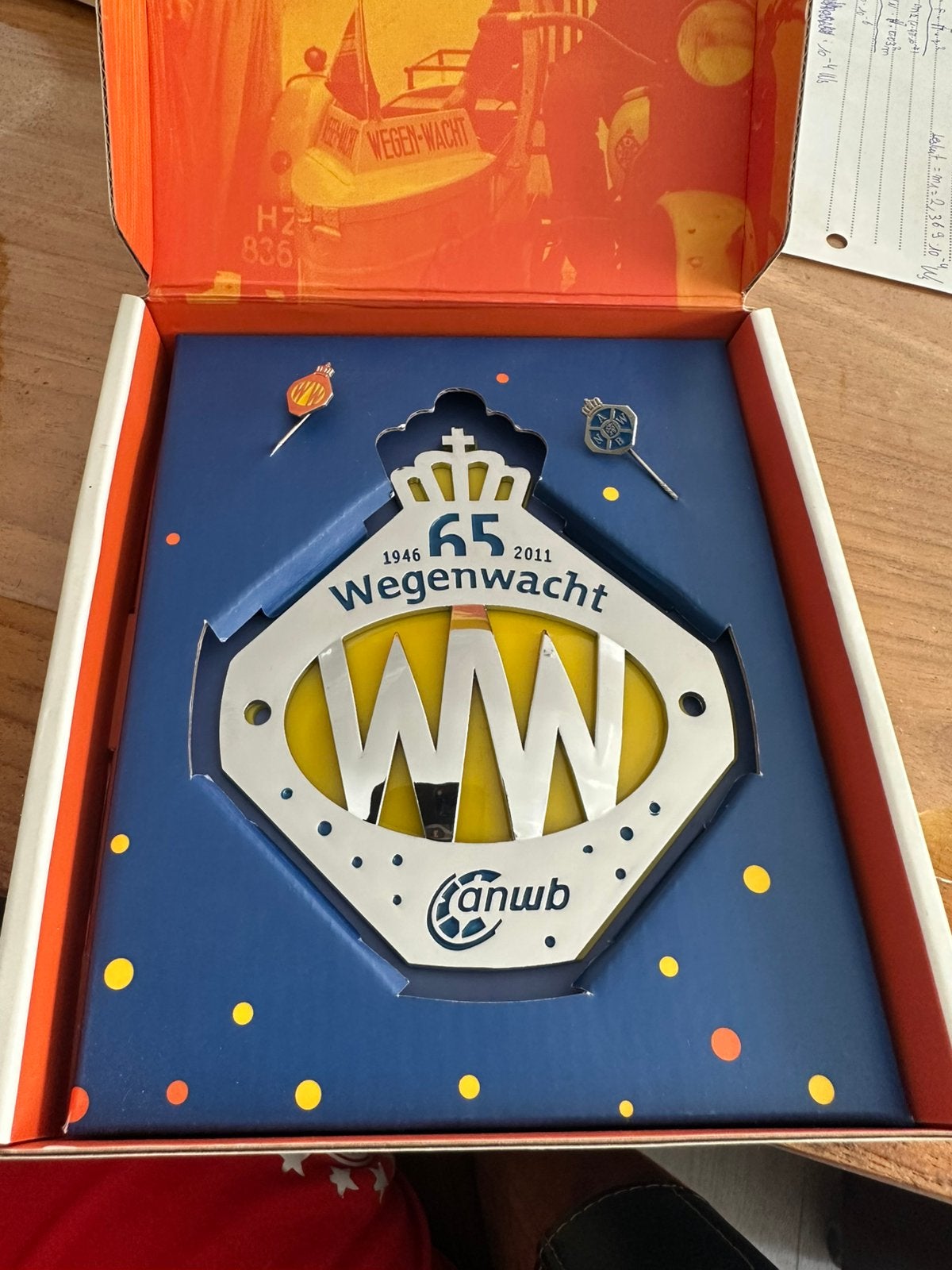 ANWB Wegenwacht 65 jaar jubileum embleem, Ophalen of Verzenden, Zo goed als nieuw