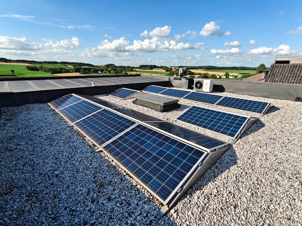 20 zonnepanelen + Oost-West frame + omvormer, Bricolage & Construction, Enlèvement, Utilisé, Système complet, 200 watts-crêtes ou plus