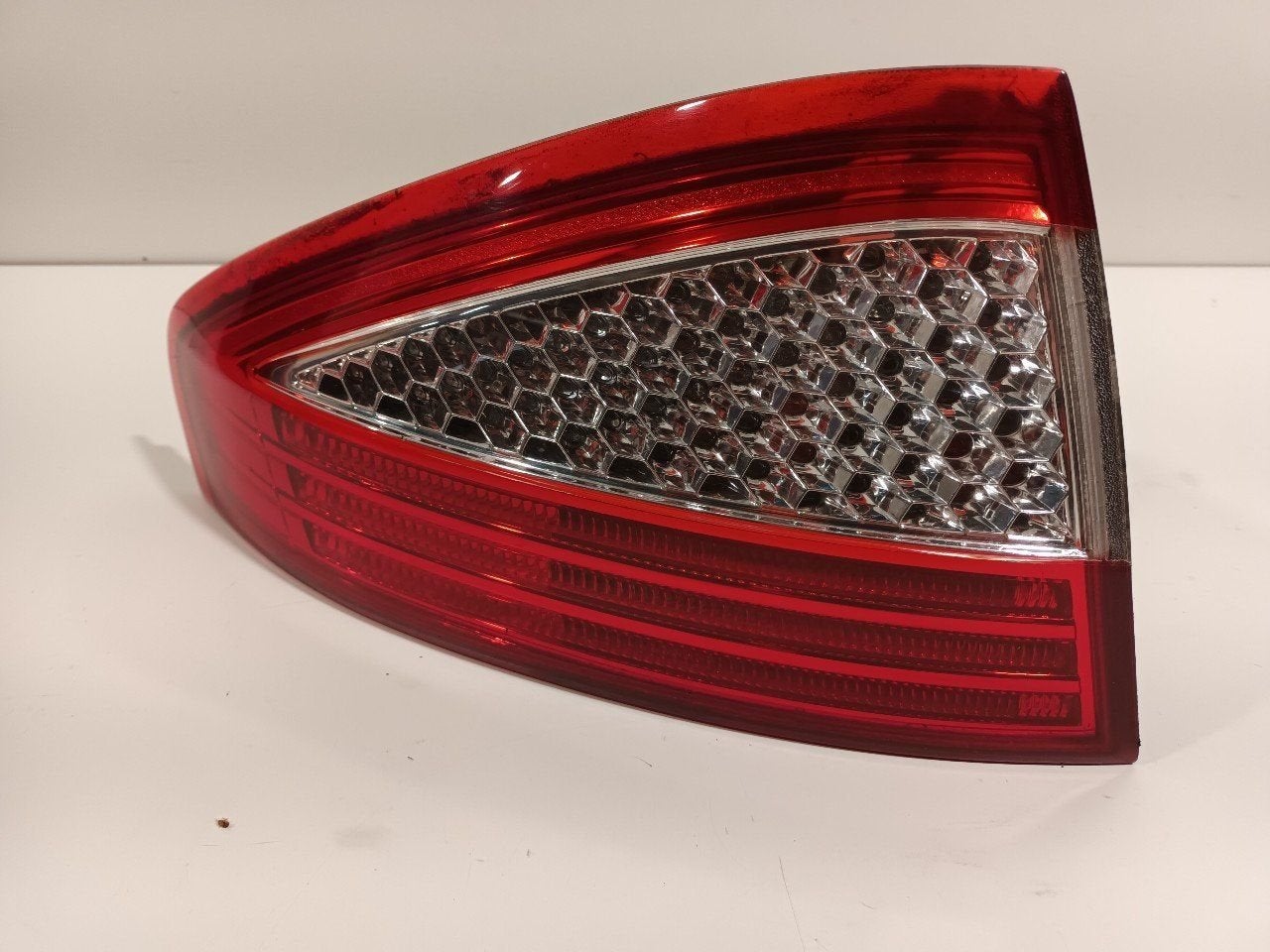 Achterlicht links buiten Ford Mondeo, Onderdelen@venauto.nl, Van der Ven Autorecycling B.V., Gebruikt, Ettenseweg 76, 4706 PB Roosendaal, The Netherlands