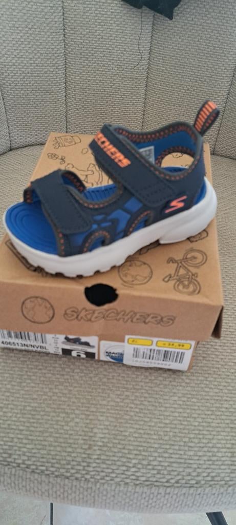 Sandaaltjes maat 22. 15 euro sneackers maat 27  20 euro, Ophalen