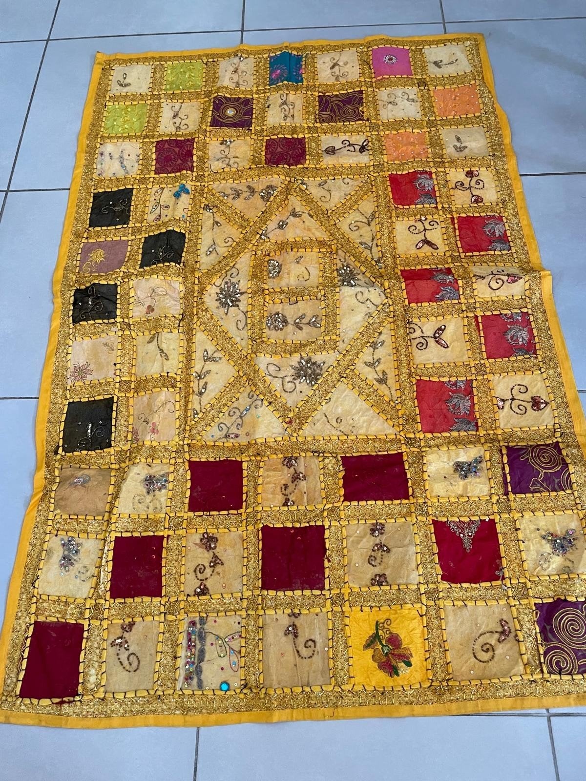 Nappe ou déco murale jaune - 1,46 m x 96 cm -état neuf, Enlèvement, Jaune