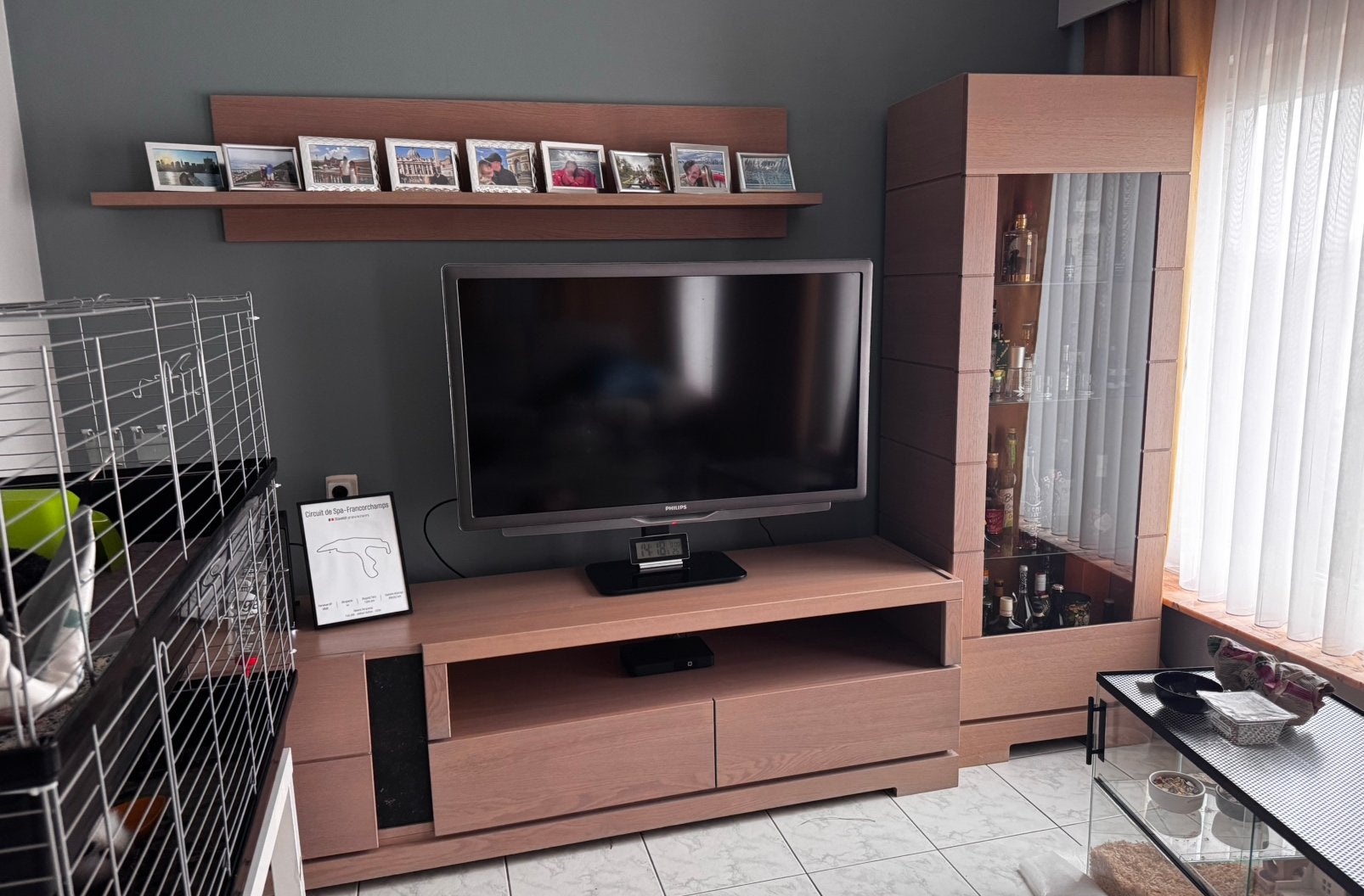 Alles voor €50 : TV-meubel + vitrinekast LED + wandplank, Ophalen, Zo goed als nieuw